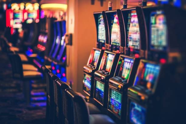 Roulette wheel and betting layout at a jeniuspoker live-dealer table